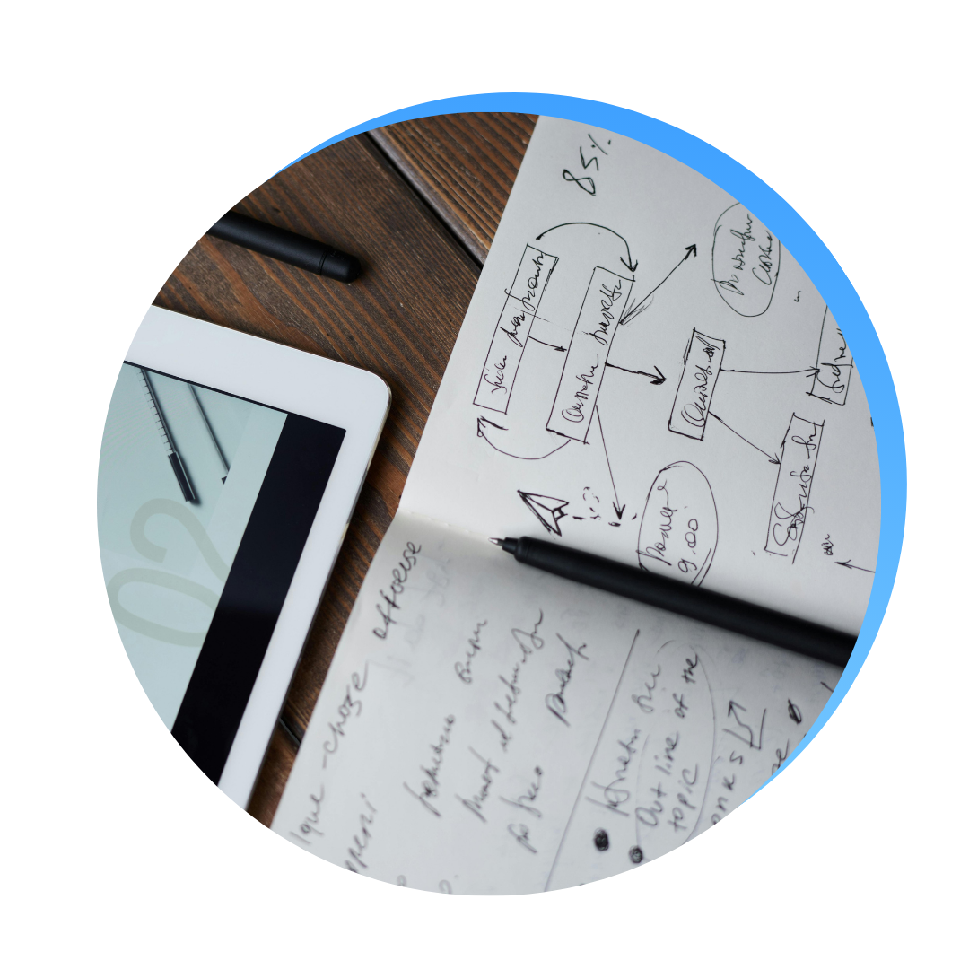 Cuaderno con diagramas y notas de planificación estratégica junto a una tablet para gestión de proyectos
