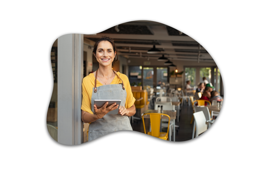 Emprendedora en su restaurante utilizando tecnología para la gestión eficiente del negocio