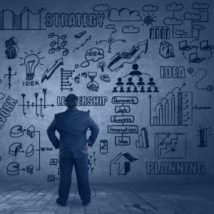 Ejecutivo analizando estrategias de negocio con enfoque en liderazgo, innovación y planificación empresarial