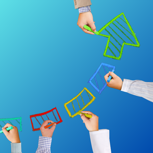 Manos dibujando un gráfico de crecimiento empresarial, simbolizando el trabajo en equipo y la planificación estratégica