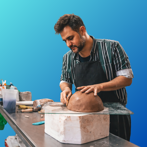 Emprendedor de una PYME trabajando en la fabricación de productos artesanales como parte del crecimiento empresaria