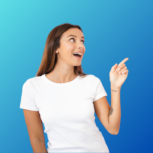 Mujer señalando y presentando servicios de desarrollo web, marketing digital y transformación digital