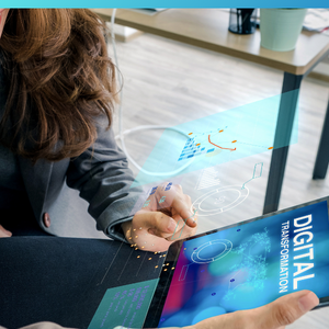 Profesional utilizando herramientas digitales avanzadas para la transformación digital en los negocios